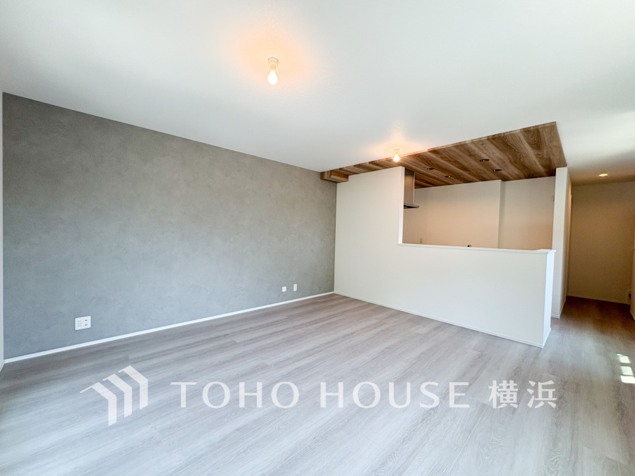 ここにはみんなが集い、食事と楽しい会話が始まる。話に夢中になりすぎて、ついつい時を忘れてしまう。そんな束の間の幸せを感じさせてくれる場所。