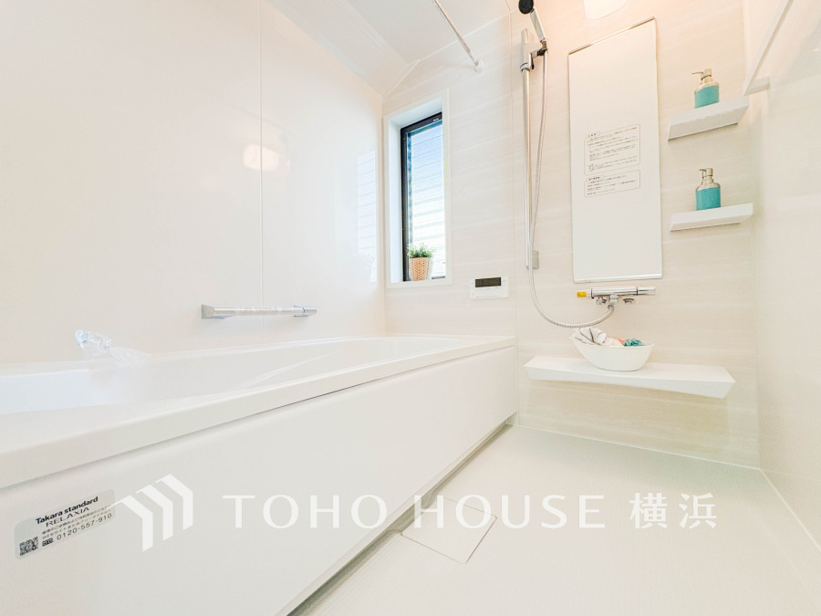 心地よいリラックスを叶える清潔感溢れる美しい空間。快適で機能的なバスルームです。
