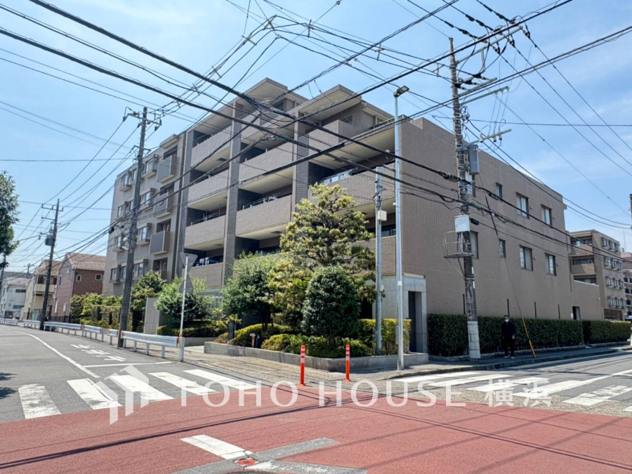 ふりそそぐ陽射しと開放的な空間形成。青空を背景に更なる美しさを醸す佇まい。暖かな陽光と爽やかな風がハーモニーを奏でる上質な空間を愉しむ暮らしがここにある。