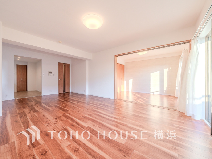 穏やかな時間の流れを楽しみ、寛ぎと笑顔が溢れるリビング。会話を楽しみ、ご家族の何気ない日常にいつもあたたかな幸せの花を添えます。