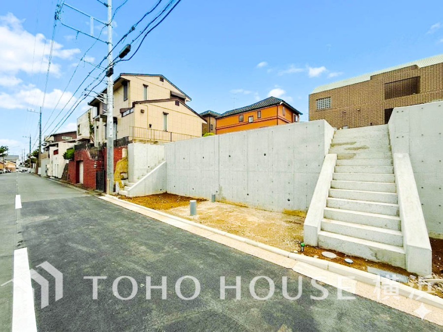 【2026年4月撮影】同時に多区画で建築されるお住まいは、新生活をご近所と共にスタートできることが魅力の一つ。また、街全体で調整される窓位置や統一感ある外観。そこに住まうご家族の心地よさをも追求します。