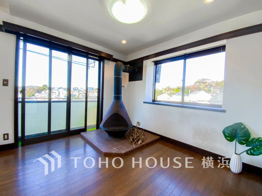 27帖の広いリビング。暖かな暖炉を囲む集いの空間は、まるでリゾートグランピングを愉しむかのようなラグジュアリーな住空間。