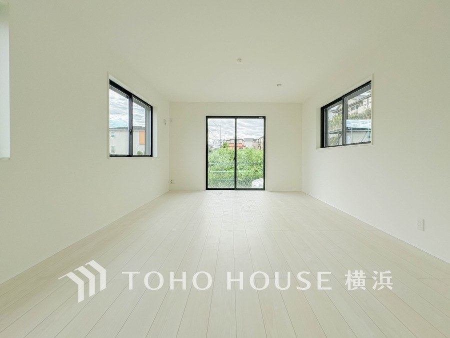 南向きの大きな窓から自然光が差し込む、明るく開放的なリビング空間です。シンプルで使いやすい設計。