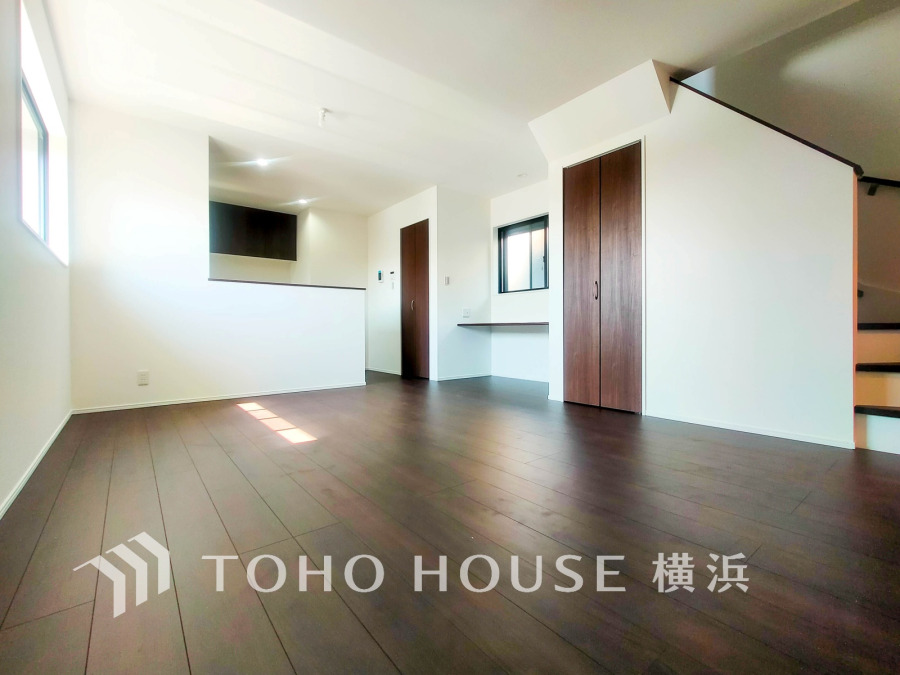 豊かな光が床材を照らしだすひと時、この場所には落ち着きと上質な空気感が流れます。ご家族やお友達との時間など、多くの時を刻む空間。何気なく過ぎる時でさえも上質なひと時となる快適な空間を目指して。