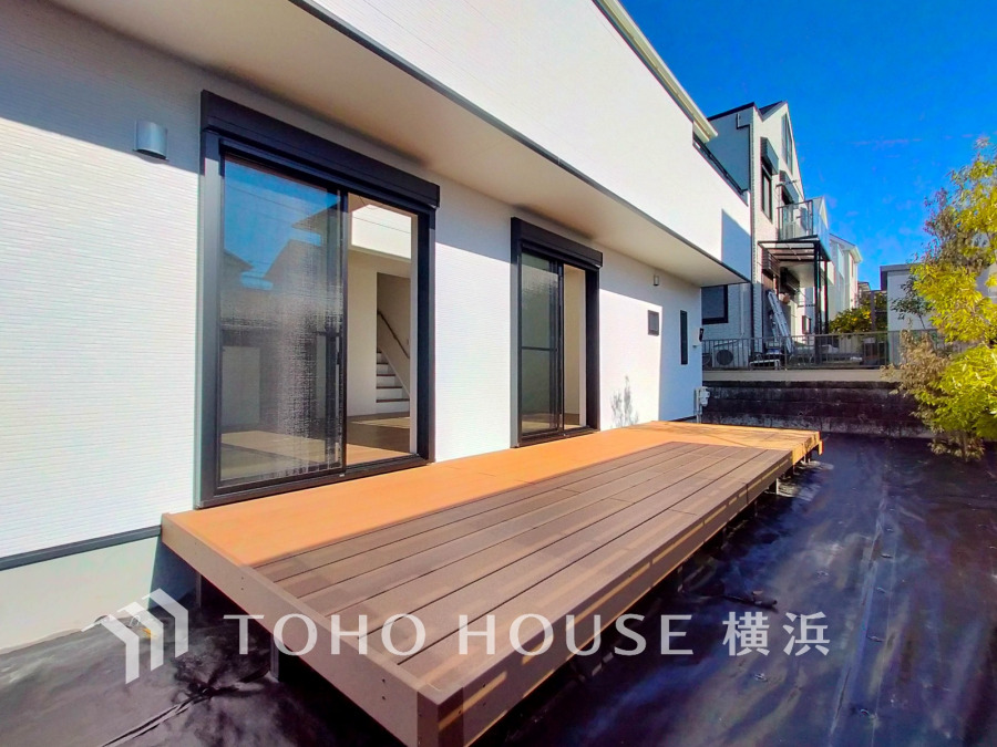 陽当たり良好な広々ウッドデッキ。室内と一体感のある開放的な空間で、アウトドアリビングとしてゆったりとしたひとときを楽しめます。