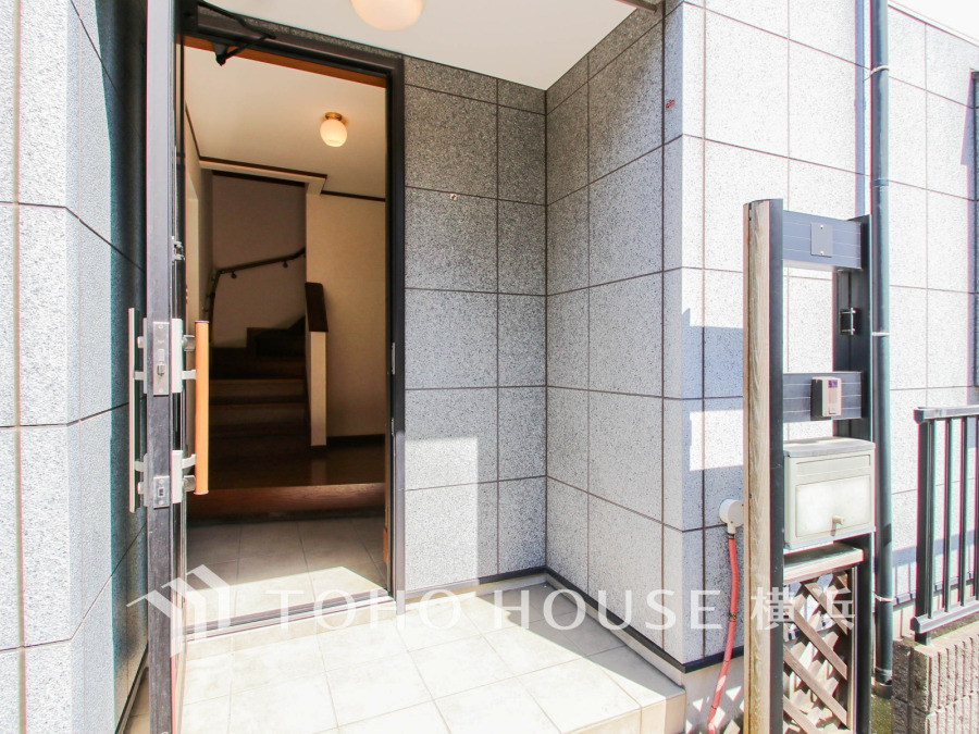 上質感漂う玄関。居住者の帰り、訪れる方を優しく迎える・安らぎに満ちた生活空間を予感させる。健やかな暮らしを楽しめそう