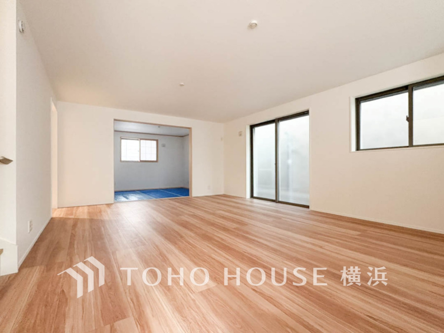 南向きの大きな窓から陽光が降り注ぐ、明るく開放的なリビングです。家族の笑顔が自然と集まる、心地よい団らんの空間で素敵な毎日を。