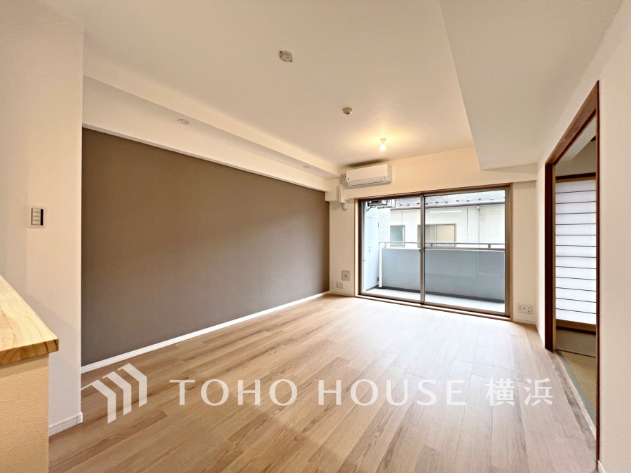 和やかで洗練された空間の演出。寛ぎとコミュニケーションを育む居心地のよい場所。やわらかな陽射しが降り注ぎ、室内に開放感と爽快感をもたらします。