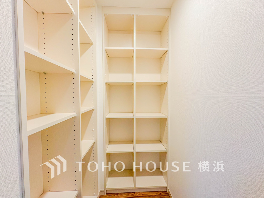 【WIC】洋服やバッグなどかさばる物を大量に収納できます。タンスなどの収納家具を置かずに済むので、お部屋を丸ごと使えてスッキリ♪