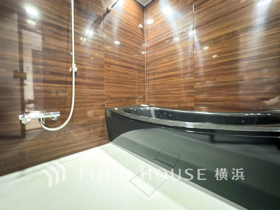上質が感じられる質感とカラーリングで、清潔な空間美を実現。一日の疲れが癒される優雅なバスタイムを堪能できるゆとりあるバスルームです。