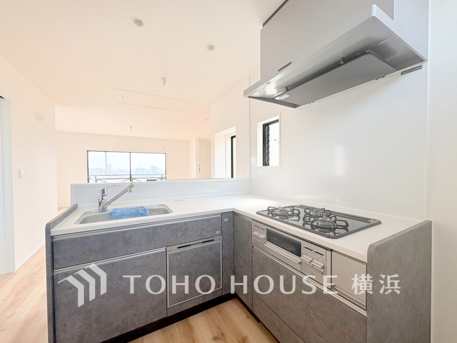 家事を効率よくこなせるL字型キッチン。美しさと機能性を両立したシステムキッチンです。
