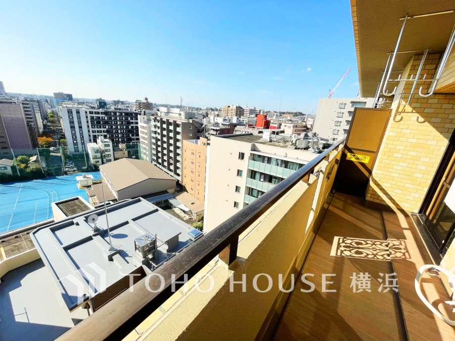 南西向きの明るいバルコニー。13階からの開放感のある景色が広がります。

