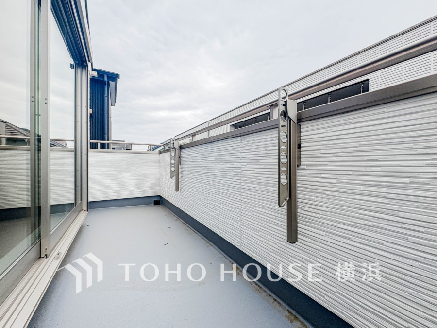 プライバシーに配慮した壁面と広々としたスペースで、洗濯物干しに最適な快適バルコニー。