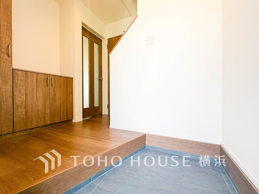 清潔感溢れる玄関がお出迎えする本邸宅の物語は、ここから始まる日常を期待させます。この場所には「希望」と「優越」で包み込んでくれる「特別」な空間があります。