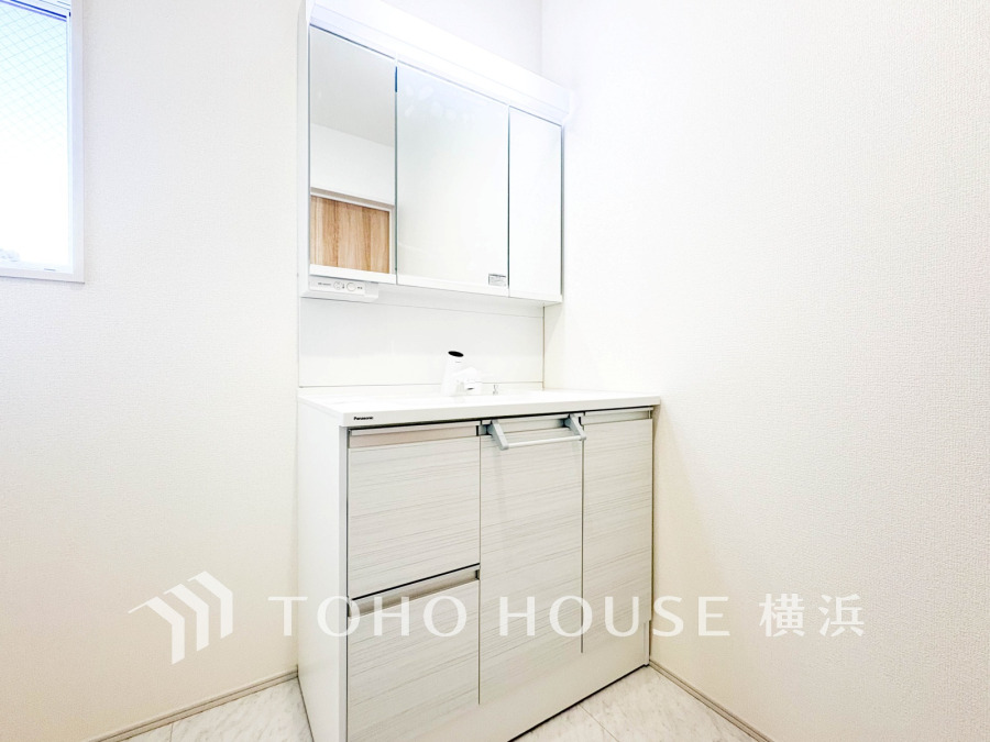 清潔感あふれるホワイト基調の洗面台。収納力も高く、毎日の身支度が快適になる空間です。