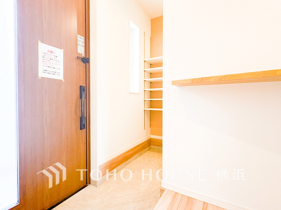 居住者の帰り、訪れる方を優しく迎え、やすらぎに満ちた生活空間を予感させる。健やかな暮らしを楽しめそう。