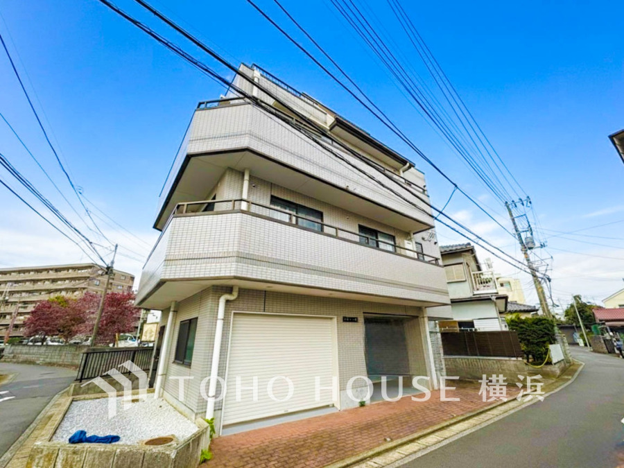 開放的な角地に建つホームエレベーター付き鉄骨造。駅やお買い物施設も身近で暮らしやすい立地です。