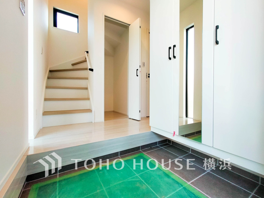 収納力の豊富なシューズボックスを設置した玄関スペース。明るく清潔感のある空間です。
