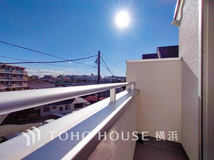 陽当たり良好なバルコニーからは開放的な眺望が広がり、心地よい光と風を感じられます。