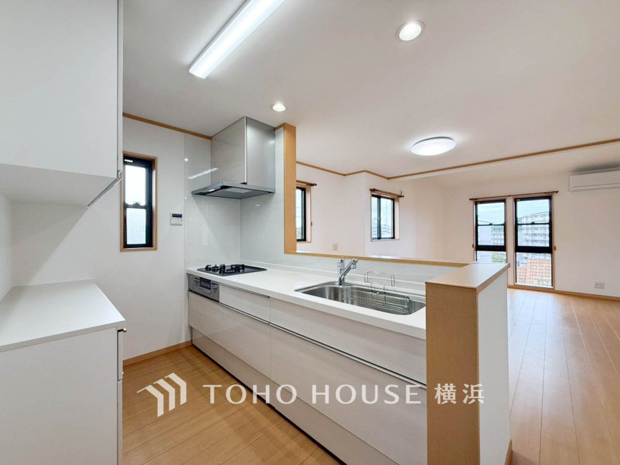 機能性とデザイン性にすぐれた美しいキッチンは、家族との対話を楽しめる対面タイプ。インテリア性も高い大型カップボードが配置されており、効率的な家事動線と豊かな収納力が備えられています。