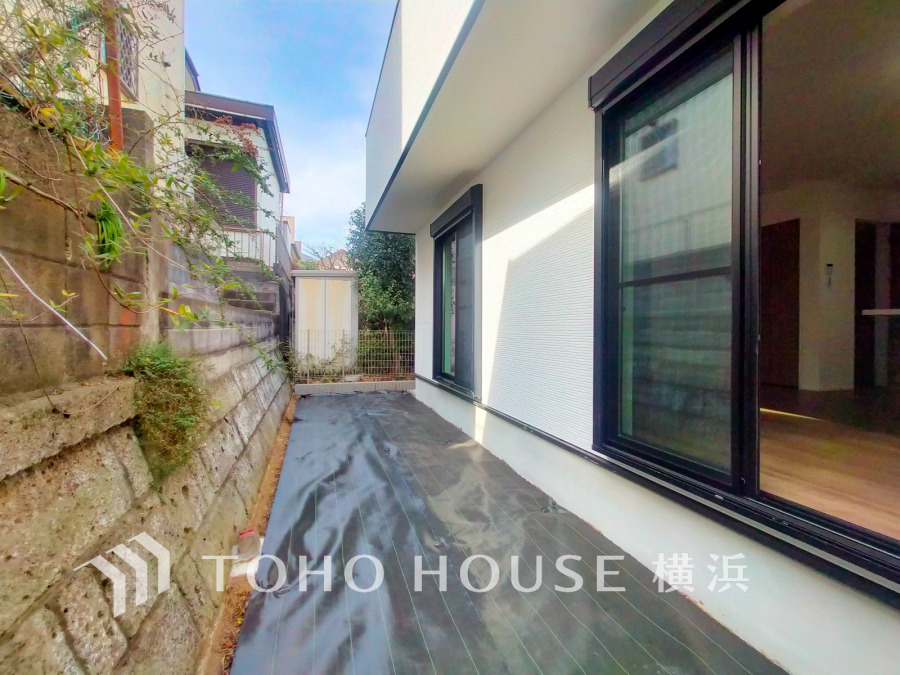 毎日の暮らしの中に癒しを与えてくれるお庭スペース。小さなお子様の遊び場にもちょうど良い空間です。ガーデニングで色とりどりの草花を綺麗に飾ればより一層華やかな空間になります。