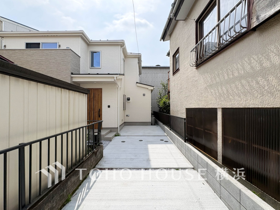 その邸が魅せる、気品・上質・重厚感・極細やかさ、そのすべては訪れた者に安らぎと品性を与える特別な空間です。ここに住むからこそ意味がある。すべての（始まり）をここから迎えます