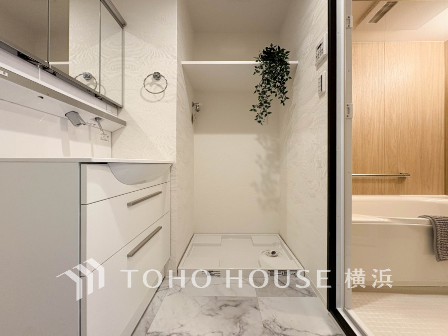 上質が感じられるカラーリングで、清潔な空間美を実現。一日の疲れが癒される優雅なバスタイムを堪能できるゆとりあるバスルームです。