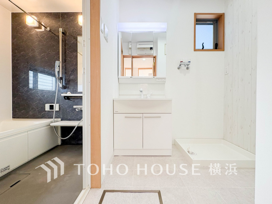 清潔感と落ち着きのあるカラーでコーディネートされた洗面＆バスルーム。多彩な機能が備えられたリフレッシュ空間です。
