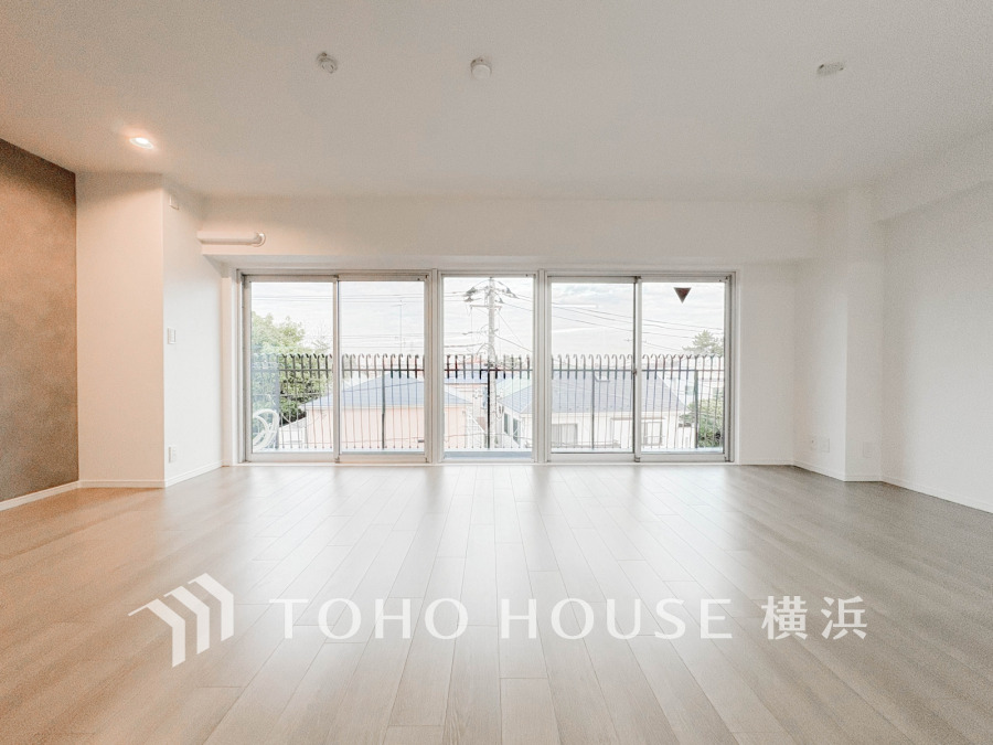 光と風が溢れる開放的なリビングダイニングには自然と家族みんなが集まってきます。明るく穏やかな空気の中で飲んだり、食べたり、笑ったり。