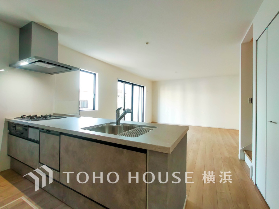 プライベートスペースを彩るインテリアとしての美と、快適な日常を支える機能性と強さがひとつになったキッチンです。開放的な対面カウンターキッチンはリビングと一体感のある空間。