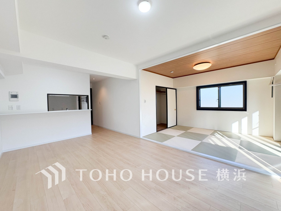 明るく開放的な空間が広がるLDK。室内には豊かな陽光が注ぎ込み、爽やかな住空間を演出。
