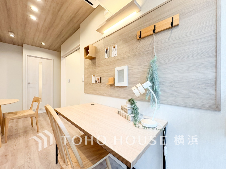 リビングの一角にはデスクを設置し、ワークスペースとしても使えます。