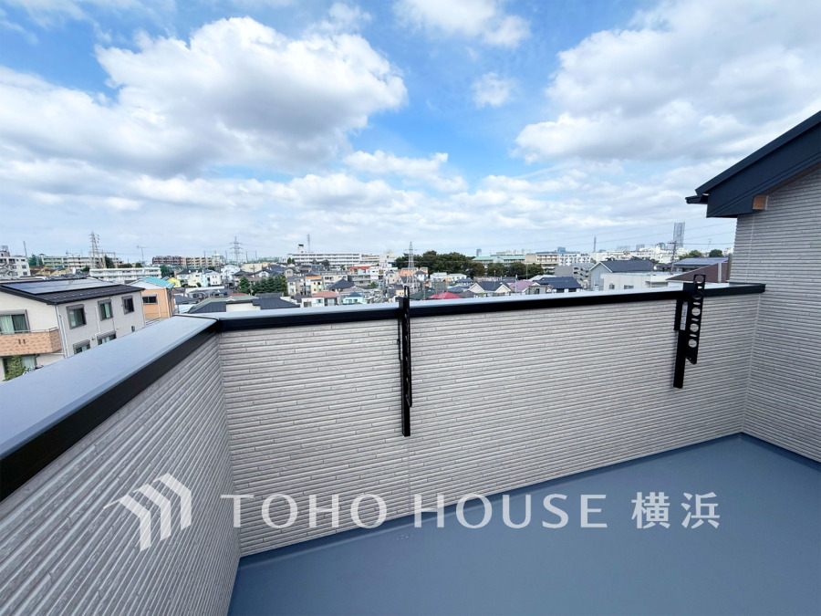 たっぷりの陽光が差し込む南向きのバルコニー。周辺には陽射しを遮る高い建物がなく、太陽の恵みを存分に享受できます。爽やかな風と暖かな陽射しが紡ぐハーモニーが日々の暮らしのBGMに。
