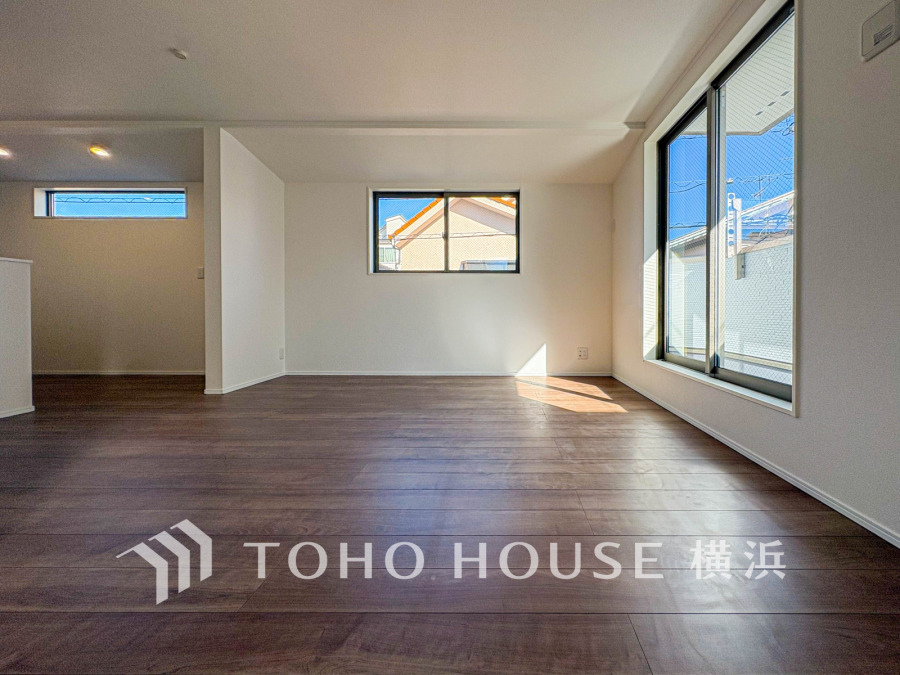 ここにはみんなが集い、食事と楽しい会話が始まる。話に夢中になりすぎて、ついつい時を忘れてしまう。そんな束の間の幸せを感じさせてくれる場所。