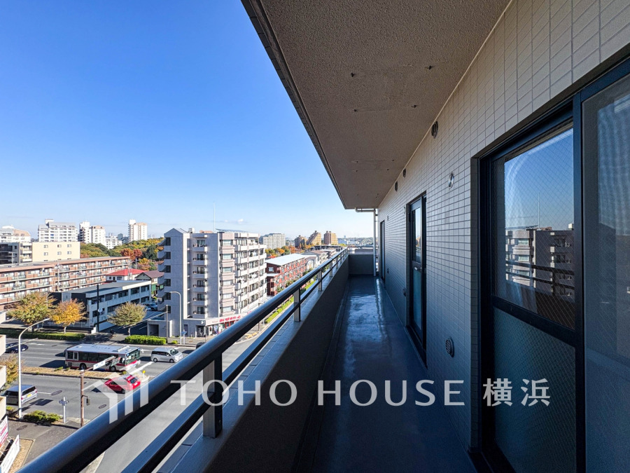 広々としたバルコニーからは開放的な眺望が広がり、心地よい風と光を感じられる快適な空間です。