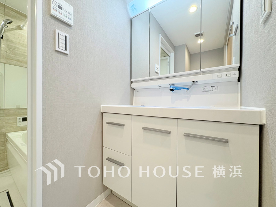 清潔感あふれる洗面台は大容量収納付きで、毎日の身支度を快適にサポートします。