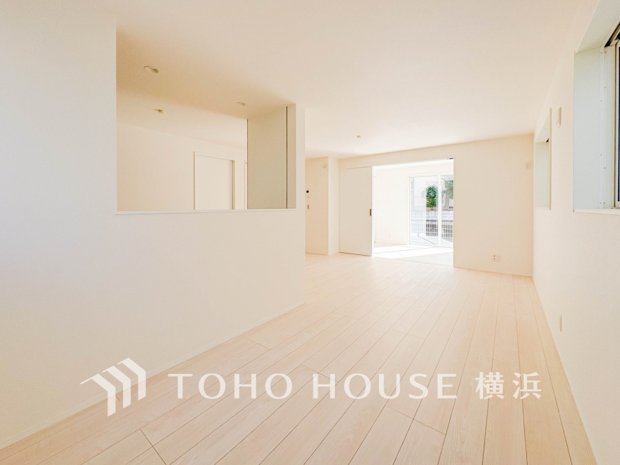 ここにはみんなが集い、食事と楽しい会話が始まる。話に夢中になりすぎて、ついつい時を忘れてしまう。そんな束の間の幸せを感じさせてくれる場所。