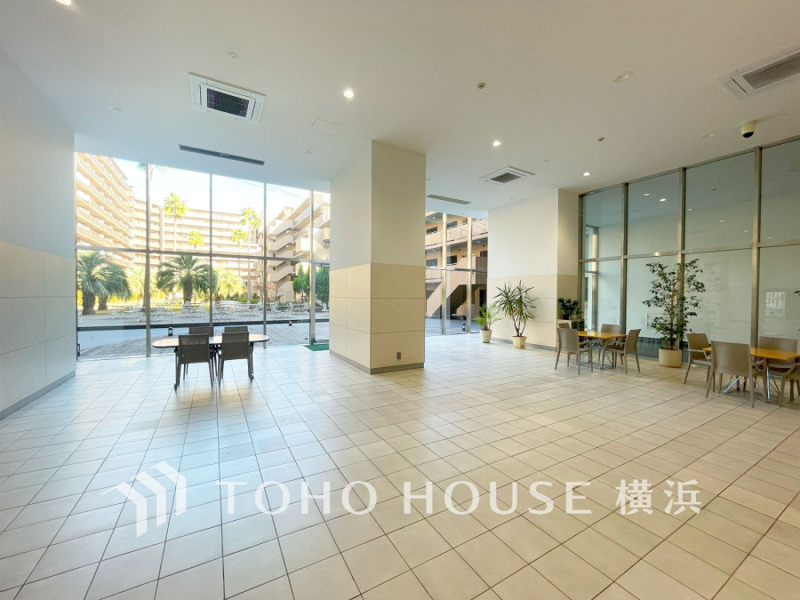 広々としたエントランススペース。柔らかな光溢れる開放的な空間です。
