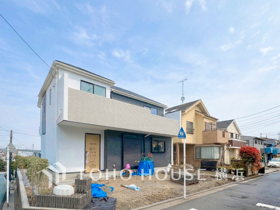 【2026年3月撮影】爽やかな青空の下に贅沢なほどに降り注ぐ陽光、豊かな居住性と、クオリティが見事に調和した住空間は、住まうことの喜びを感じさせてくれます。