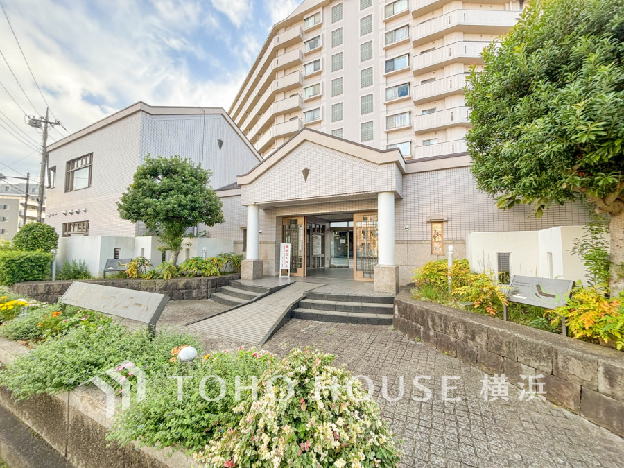 手入れの行き届いた植栽に彩られたエントランス。