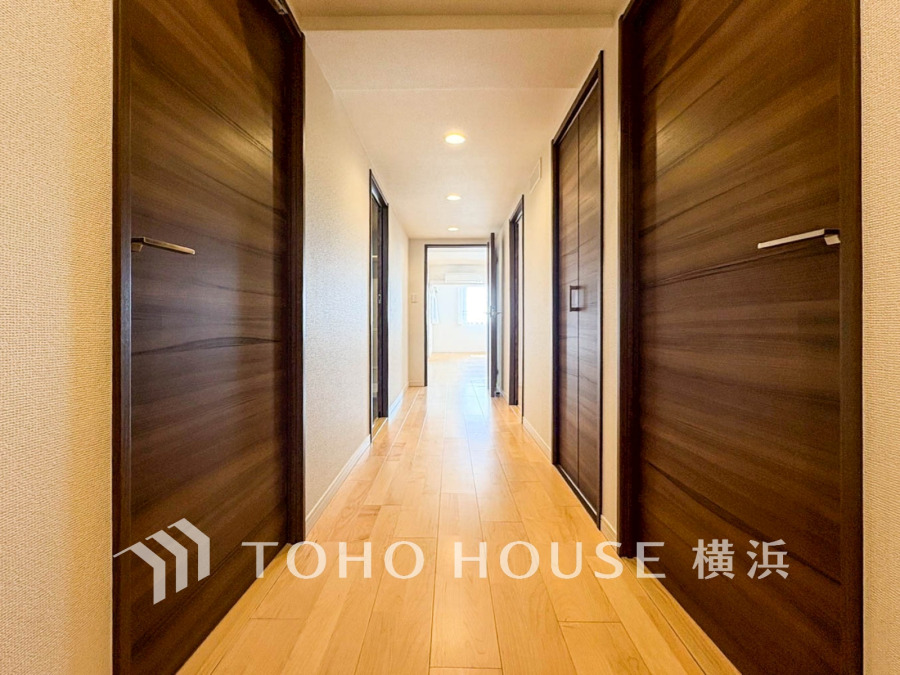 上質感漂う玄関と廊下。居住者の帰り、訪れる方を優しく迎える・安らぎに満ちた生活空間を予感させる。健やかな暮らしを楽しめることでしょう。
