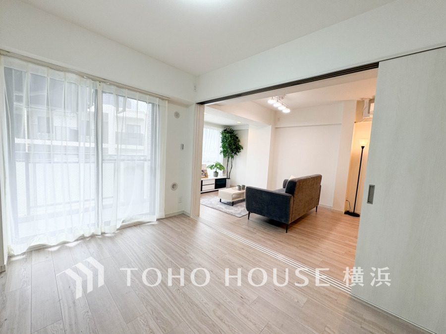 LDKに隣接した6帖の洋室。引き戸を開け放してLDKと一体化利用も可能です。
