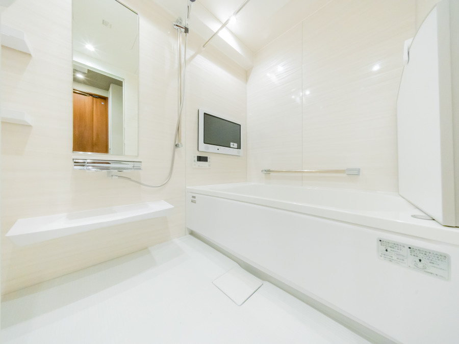 ◆質感が奏でる時間◆輝きが美しいホワイトカラーのパネルと流麗なデザインの浴槽が醸しだす高級感を感じる浴室。