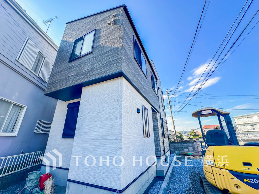 落ち着いた配色のモダンな外観が魅力。静かな住宅街に佇む新築一戸建て物件です。