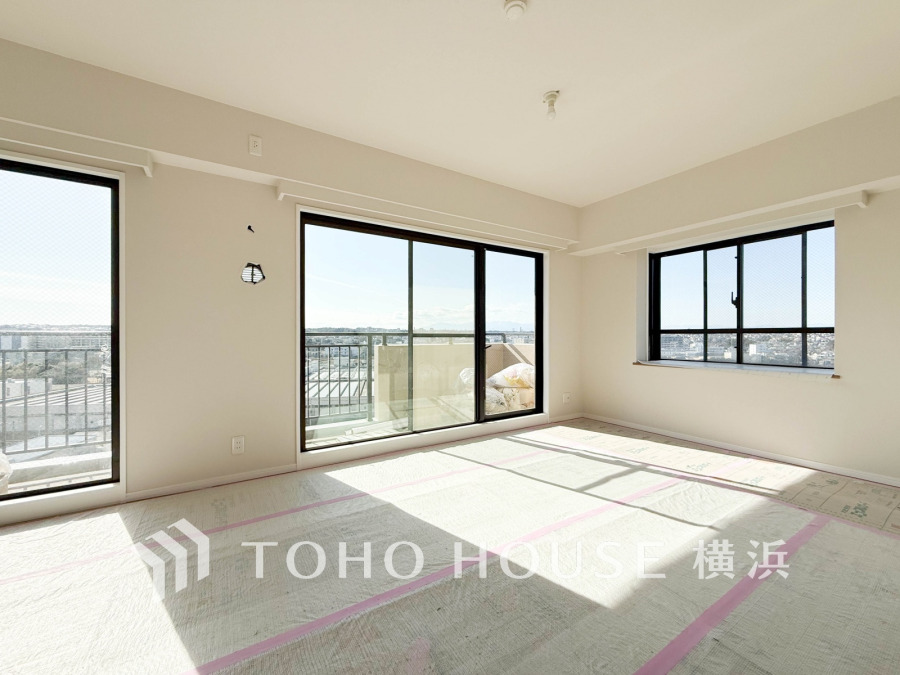 【2026年2月撮影】明るく開放的な空間が広がるLDK。室内には豊かな陽光が注ぎ込み、爽やかな住空間を演出。ホームパーティーでもゲストと一緒に料理を楽しみながら楽しい時間を過ごせそう。