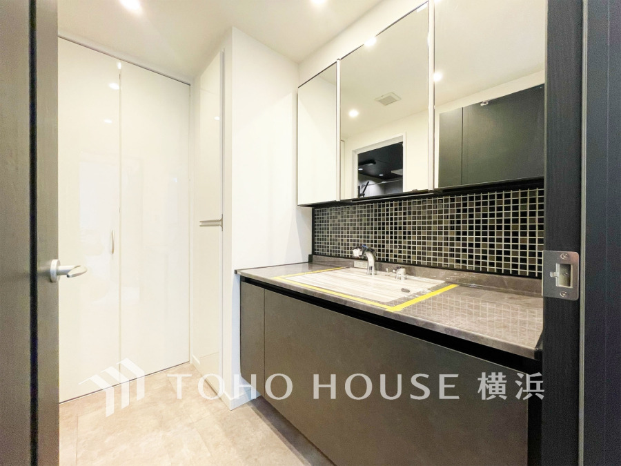 十分な大きさの洗面台と十分な収納付きのゆとりある洗面空間。
