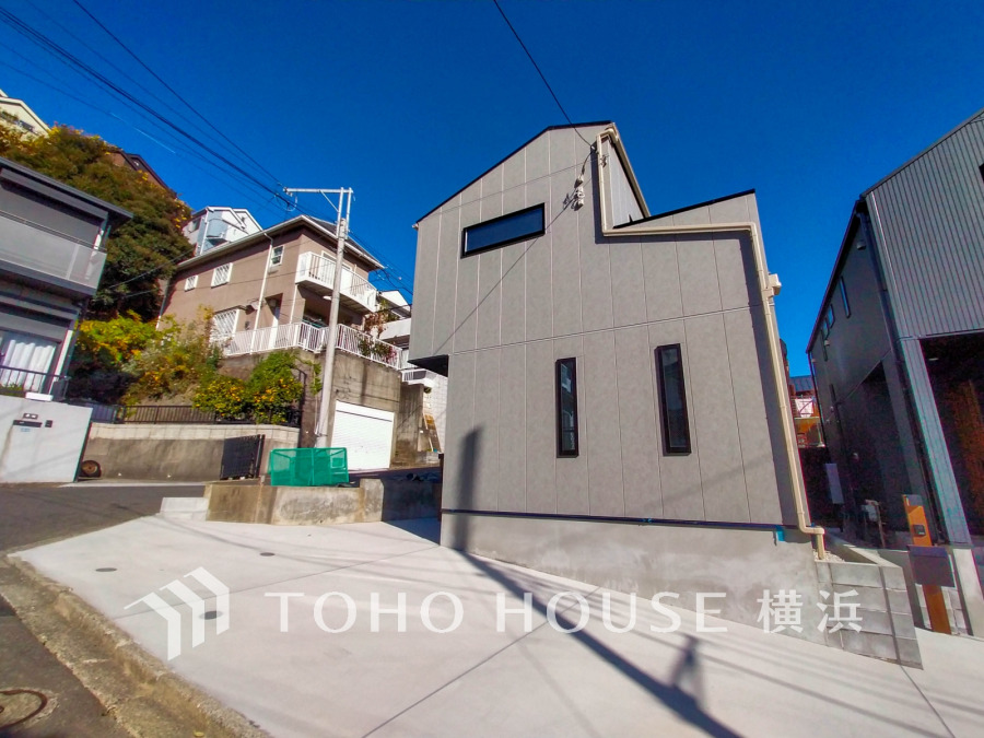 開放的な角地、南ひな壇で陽当たり・通風良好な魅力のロケーション。