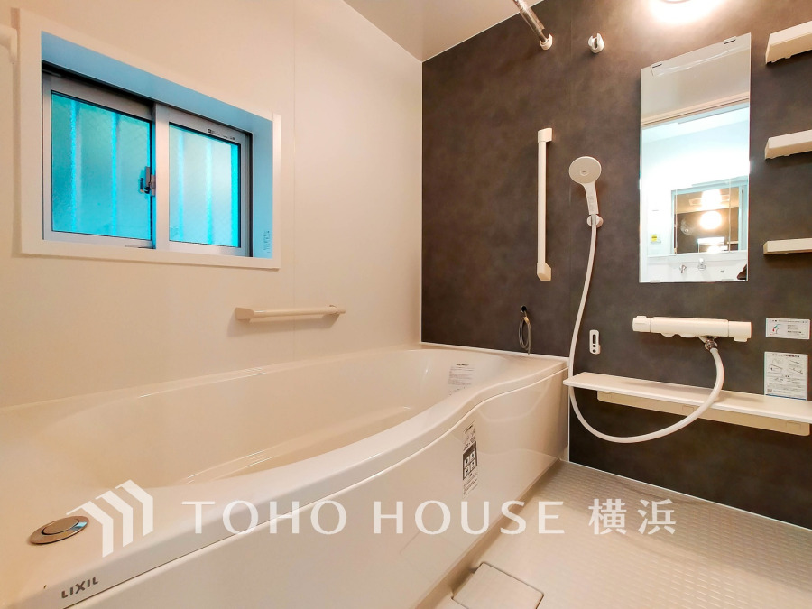 シックなカラーで上質な質感が美しいバスルーム。一日の疲れをさっぱりと洗い流し、寛ぎとリフレッシュのための大切な空間をスタイリッシュに仕上げました。