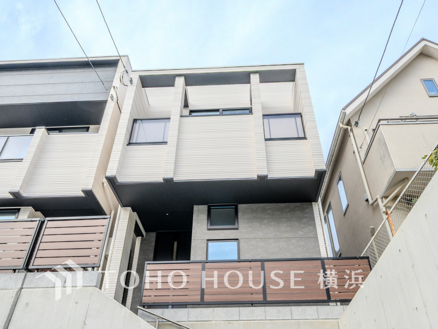 ふりそそぐ陽射しと開放的な空間形成。青空を背景に更なる美しさを醸す佇まい。暖かな陽光と爽やかな風がハーモニーを奏でる上質な空間を愉しむ暮らしがここにある。