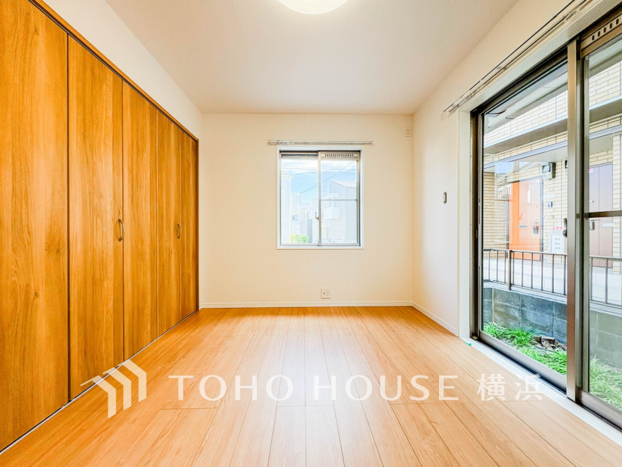 大容量クローゼットと大きな窓の明るい洋室。自然光をたっぷり取り込む快適な空間です。